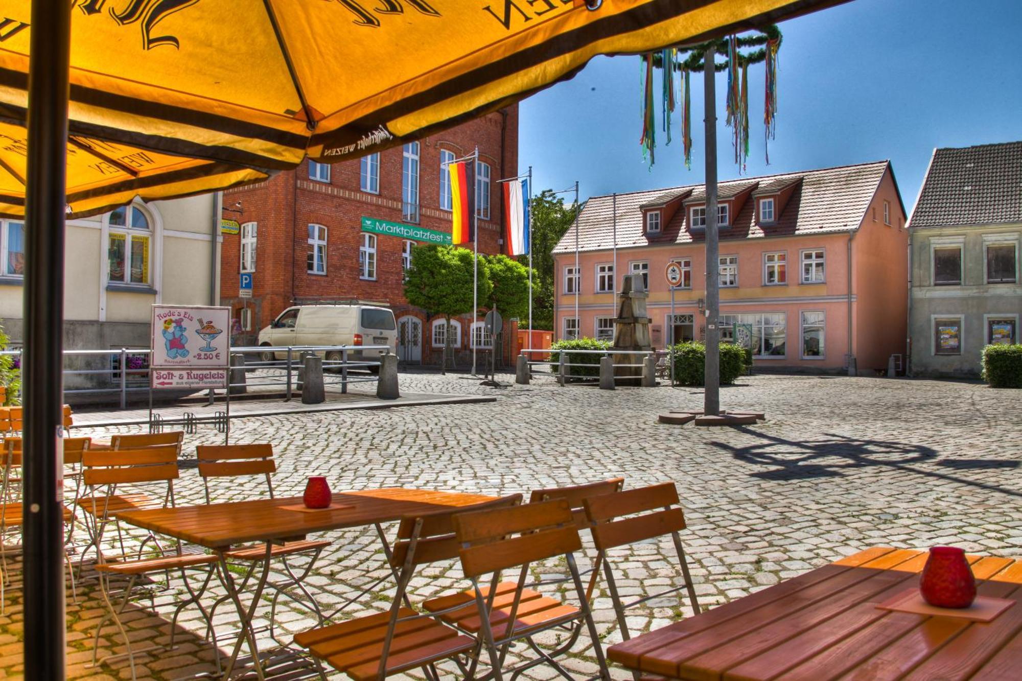 Hotel Am Markt Altentreptow Exterior foto