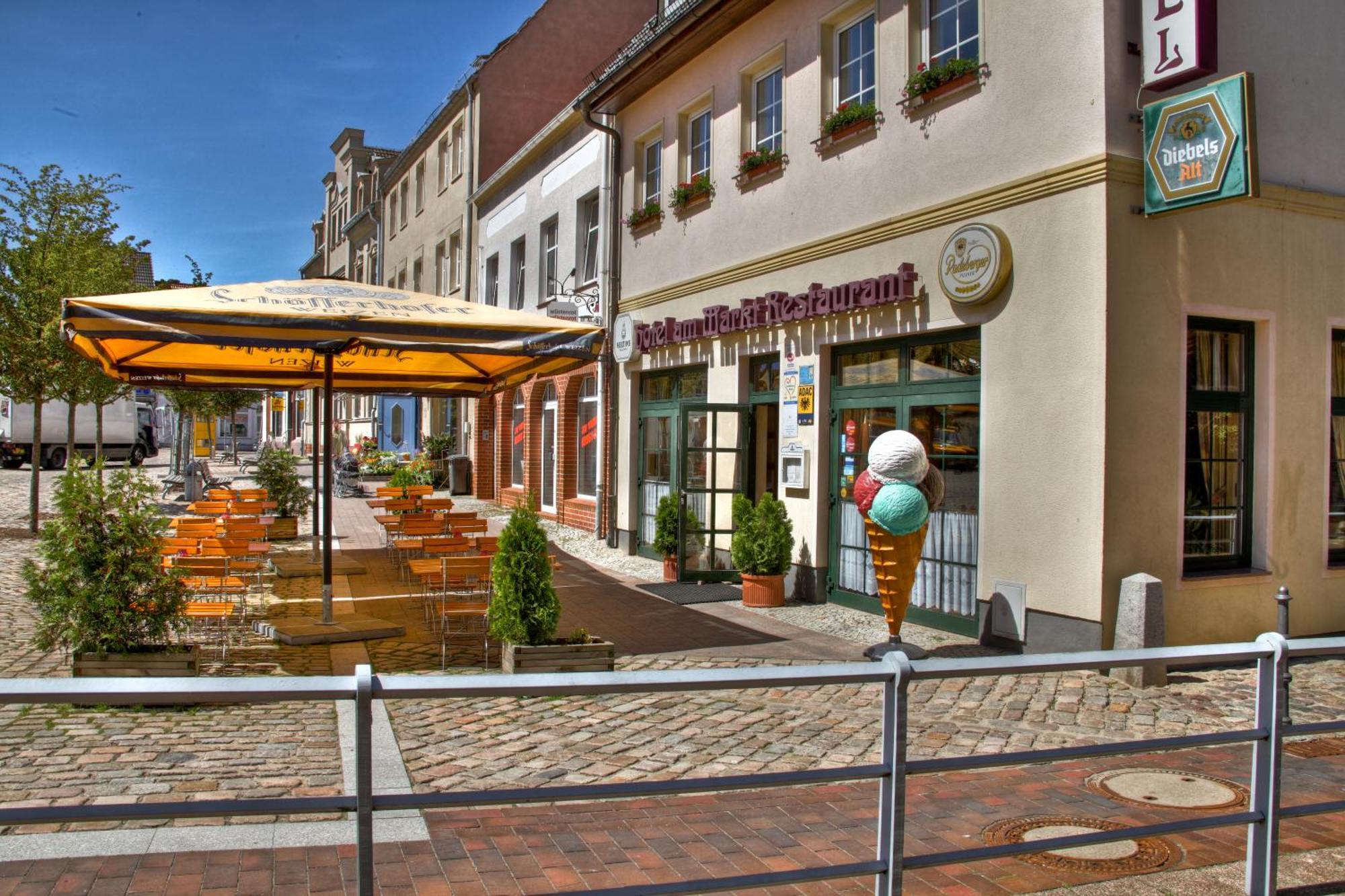 Hotel Am Markt Altentreptow Exterior foto