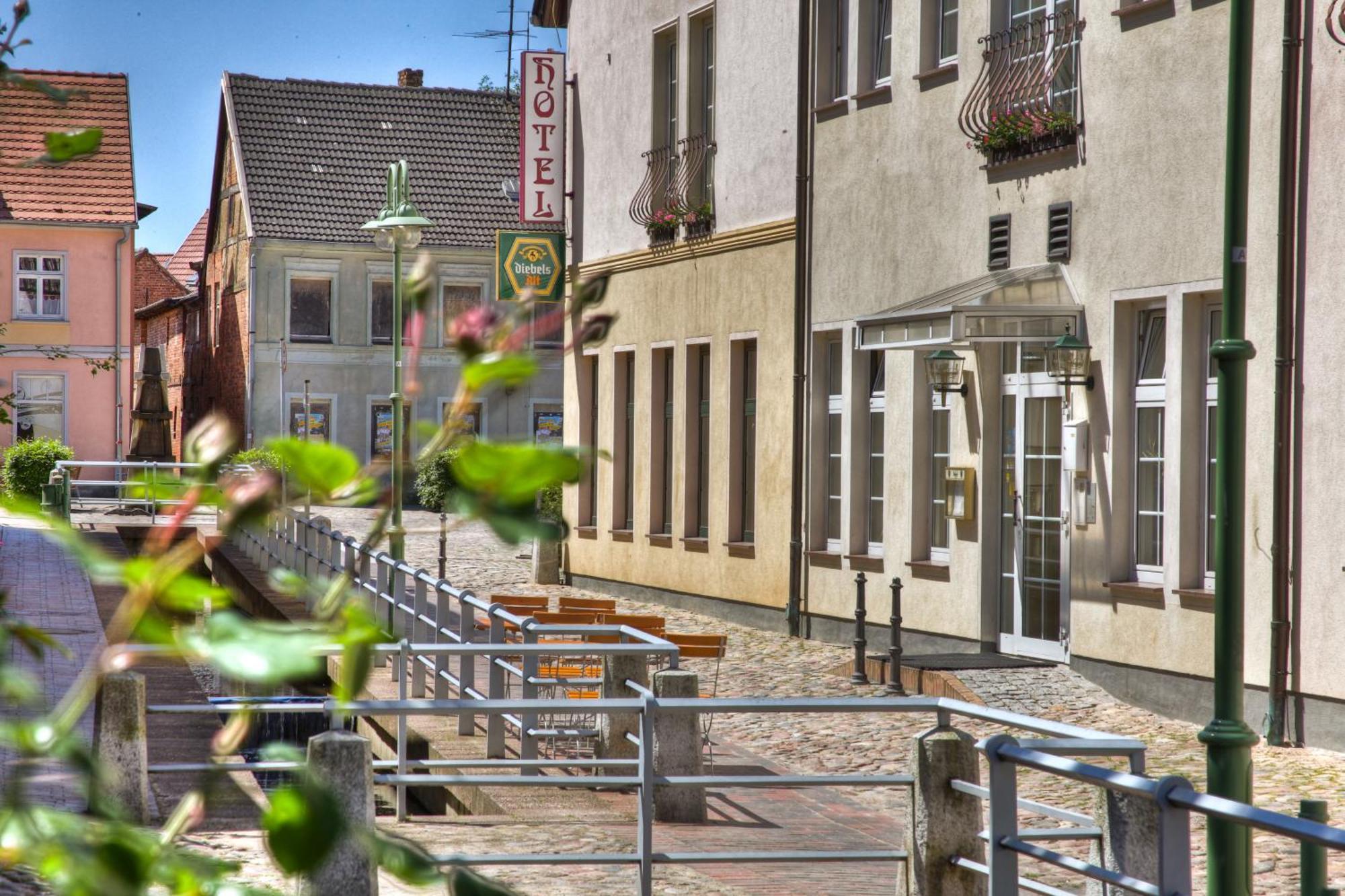 Hotel Am Markt Altentreptow Exterior foto